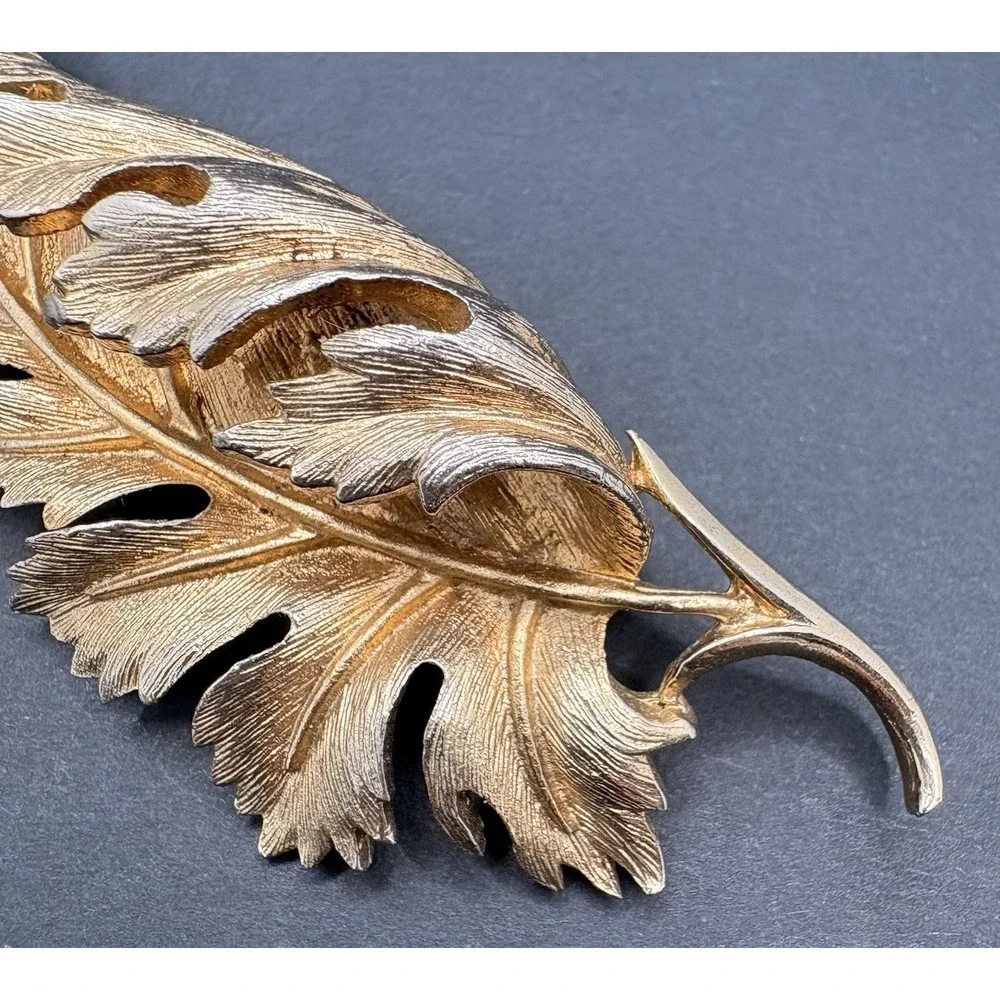 Vintage Coro Pegasus Curled Leaf Textured Gold Tone Brooch 3
